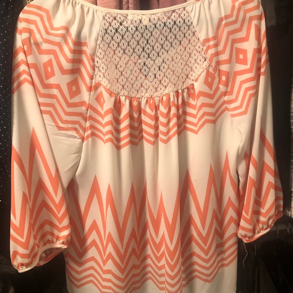 Cute 3/4 sleeve top! - Picture 2 of 2